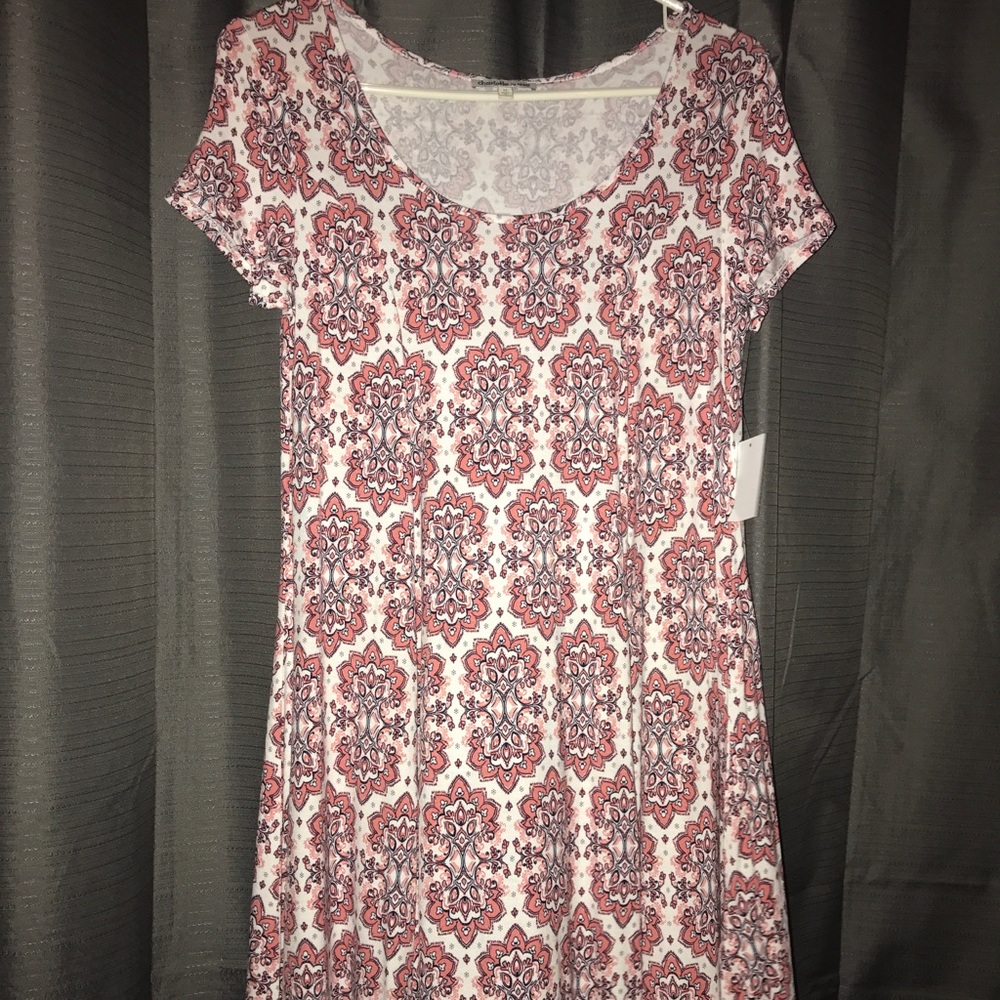 Super soft pink and white shift dress! 💕