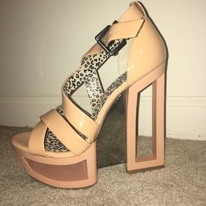 Jessica Simpson pumps