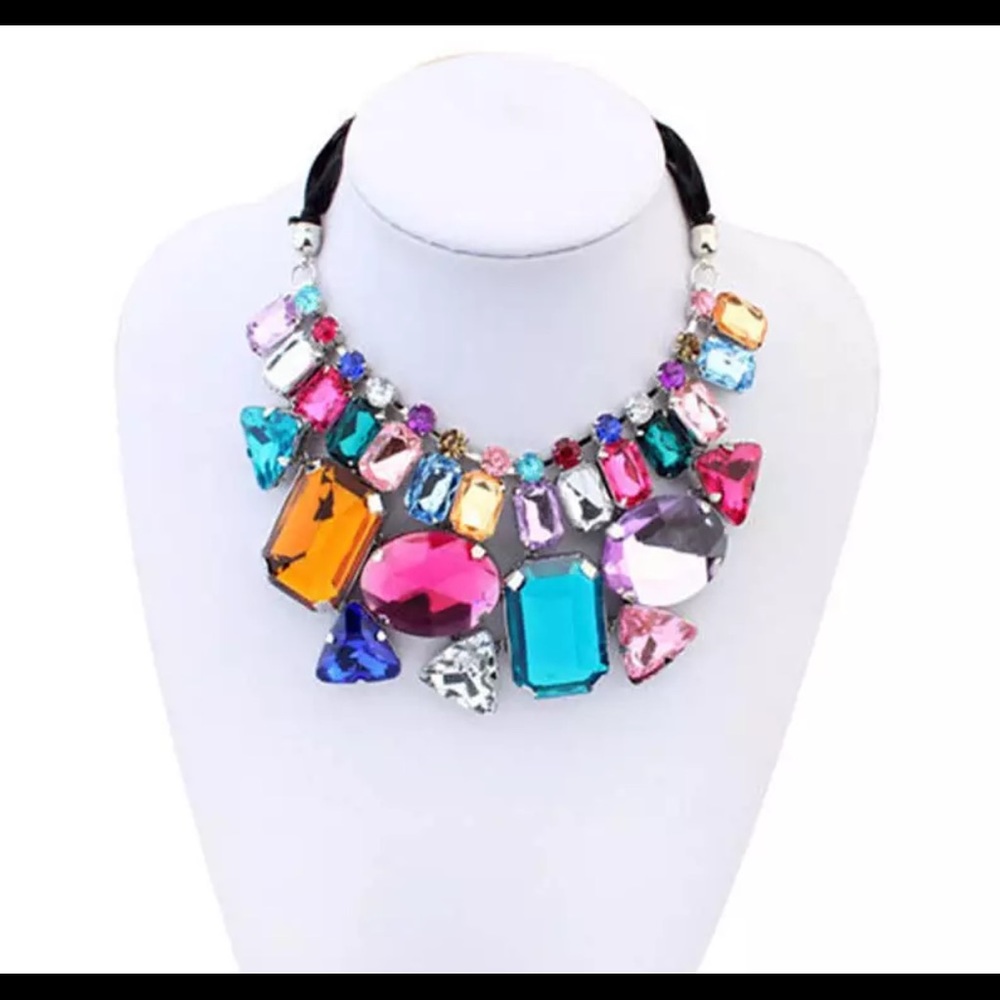 🌹Beautiful vibrant vintage crystal bib necklace