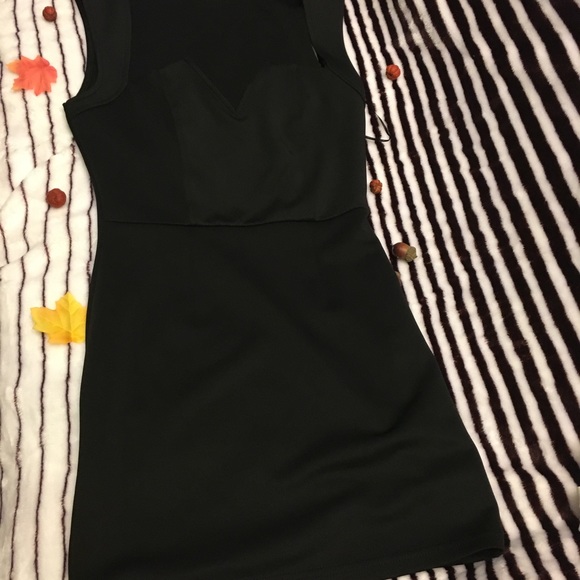 Dresses - Picture 4 of 7