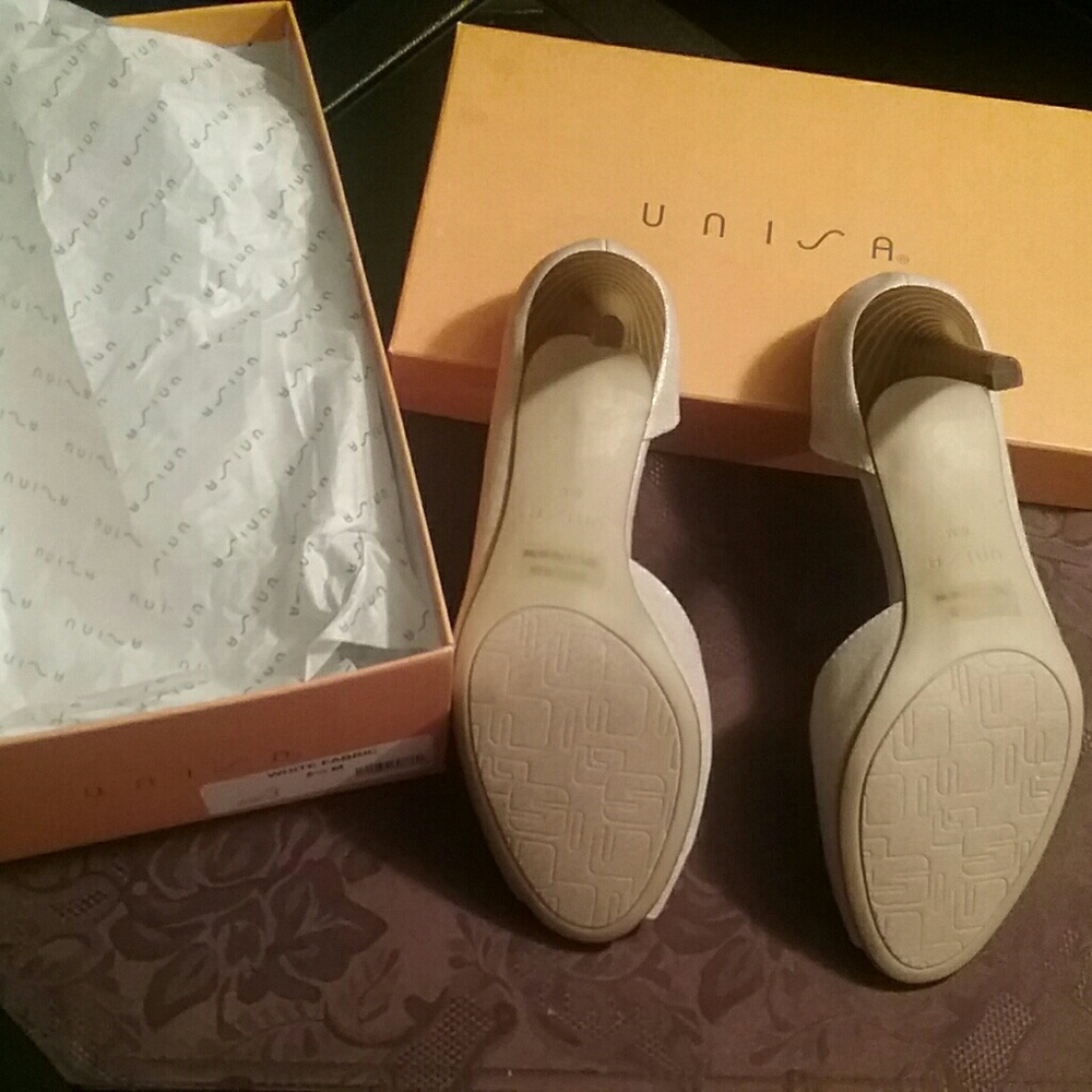 (NEW) Unisa brand  - White fabric shoe - Picture 2 of 4