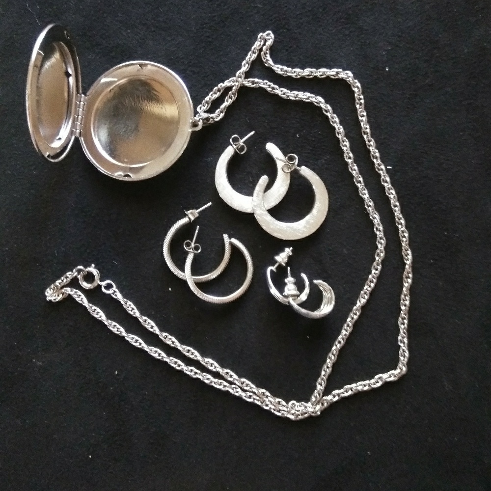 Bundle me! Locket with rope chain and earrings