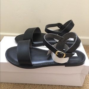 ✨ NIB Steve Madden Dafodil black sandals ✨