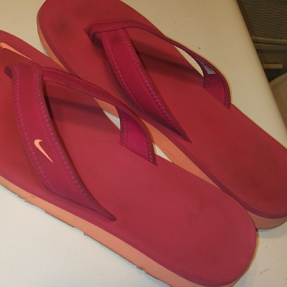 Pink nike flip flops