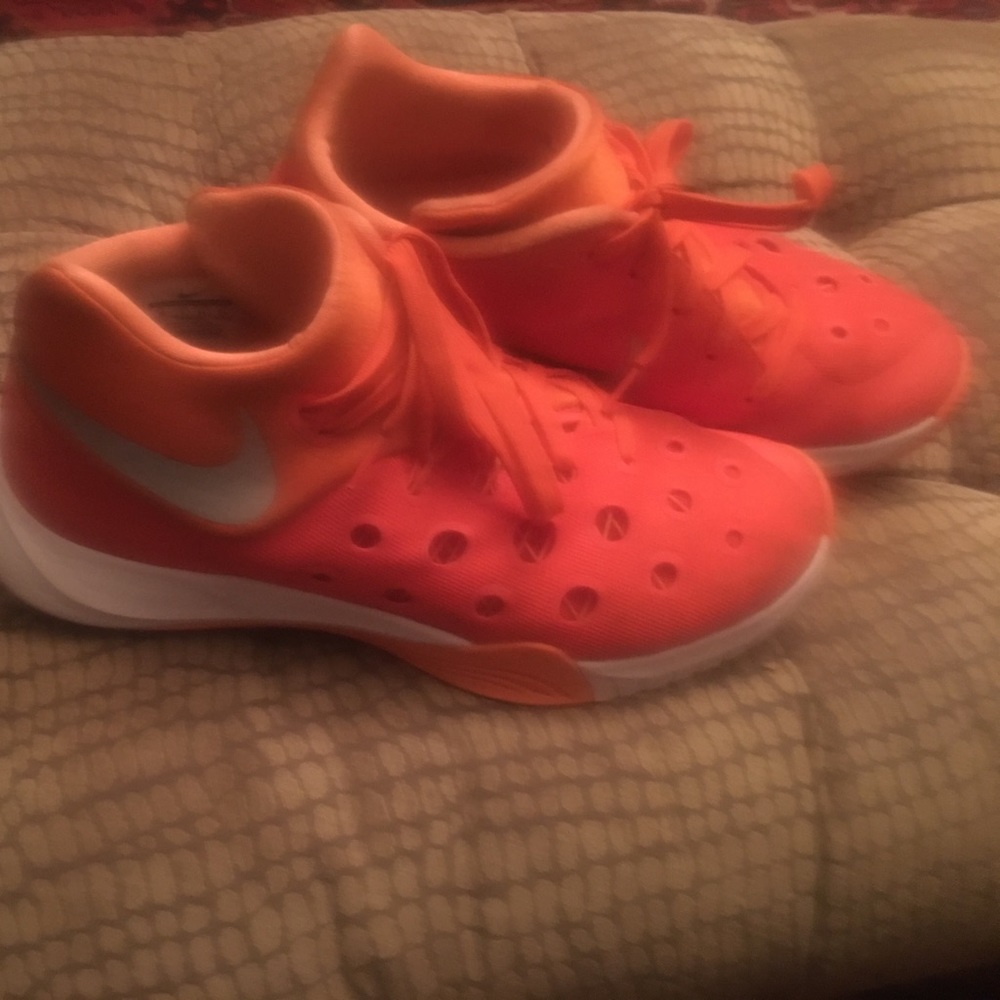 Mens size 10 Hyperquickness basketball shoe