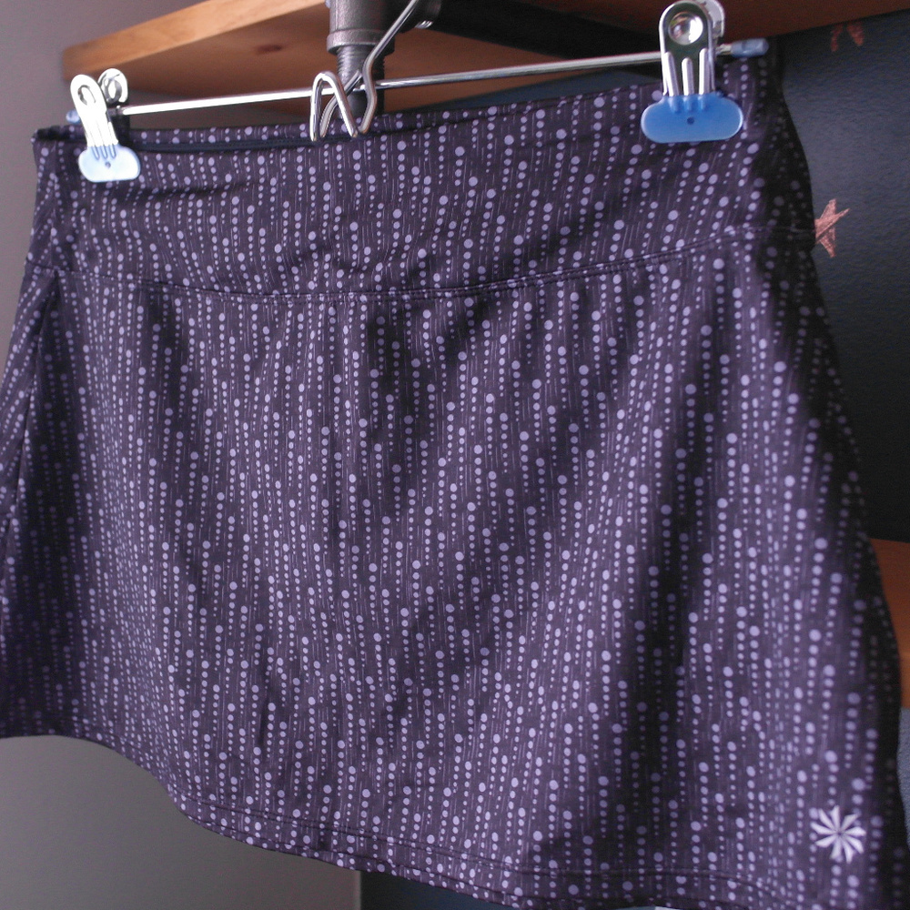 Athleta black skirt with grey dots