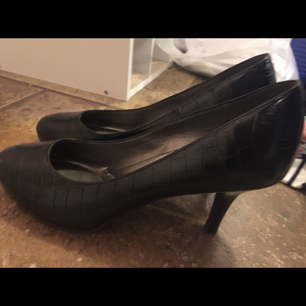 New Black Kelly and Katie textured heels