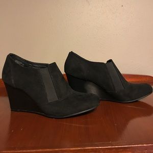 Covington Sz 8 Black Wedge Ankle Boots