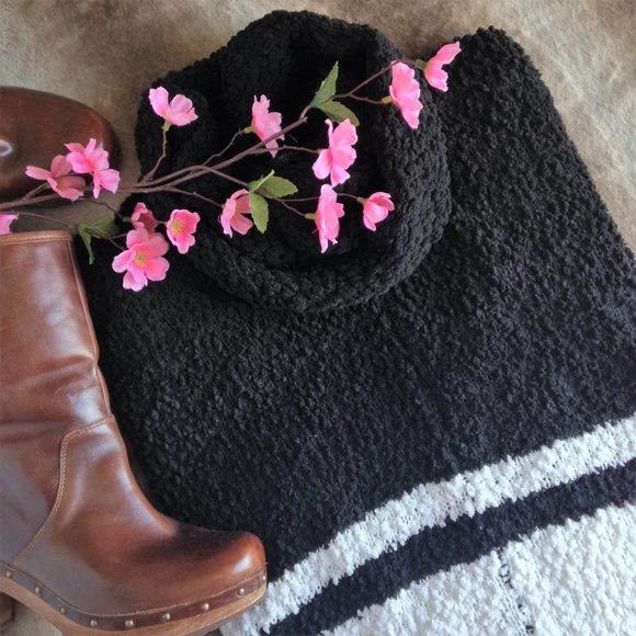 Romeo & Juliet Couture Sweaters - NWT Romeo & Juliet B&W Dolman Sleeve Sweater