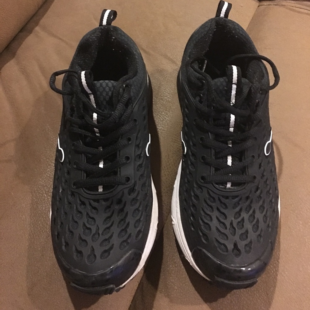 Ladies black and white G Defy sneakers