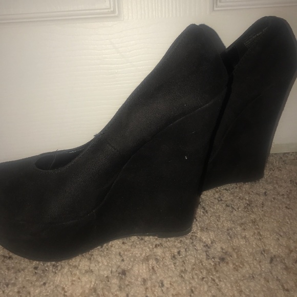 Simple Black Wedges - Picture 2 of 3
