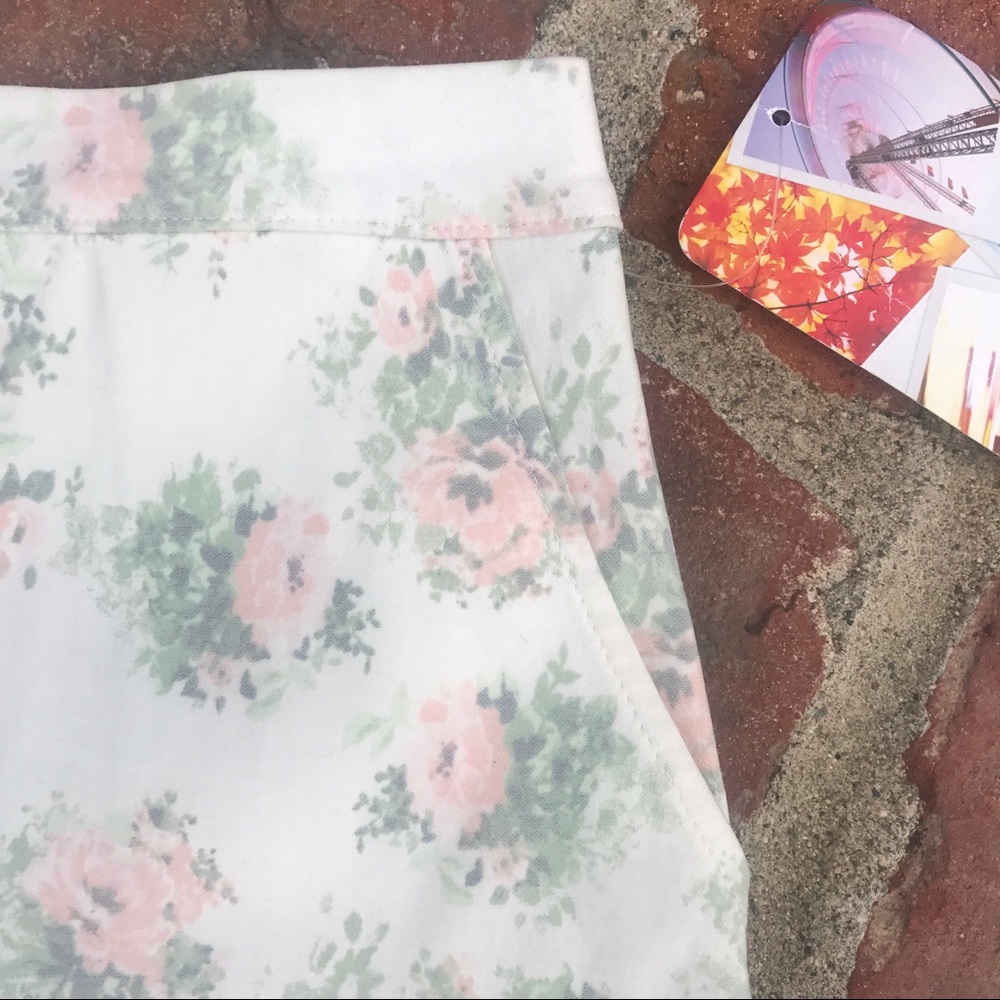 🆕 Floral Button Up Stretchy Mini Skirt w/ Pockets - Picture 3 of 6