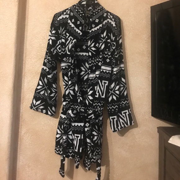 PINK Victoria’s Secret holiday print robe - Picture 1 of 5
