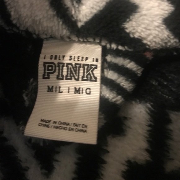 PINK Victoria’s Secret holiday print robe - Picture 4 of 5