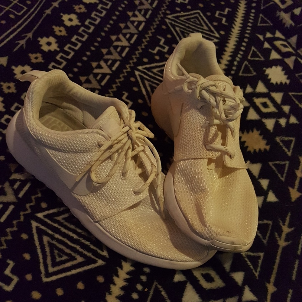 White nike roshe runs