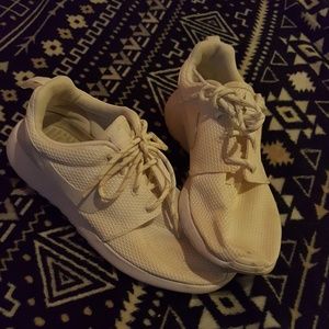 White nike roshe runs