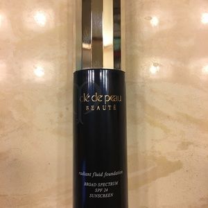 Cle de Peau Radiant Fluid Foundation O10