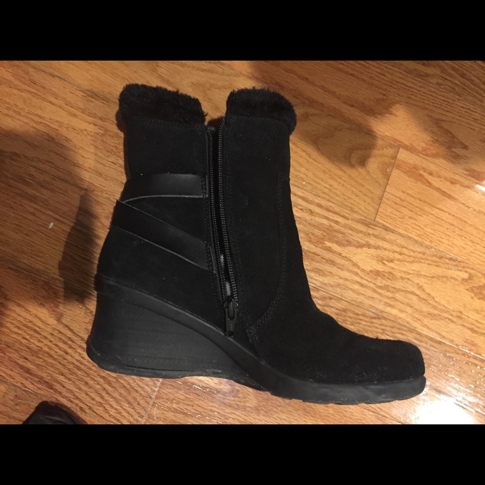 Bare trap lined black winter boots!!