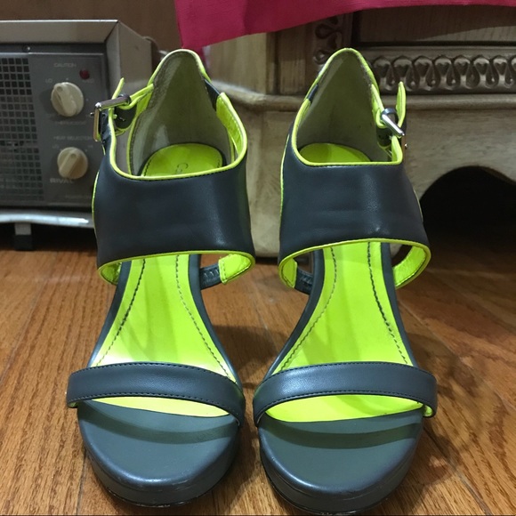 Calvin Klein 3 1/2 - 4 inch heels - Picture 2 of 4