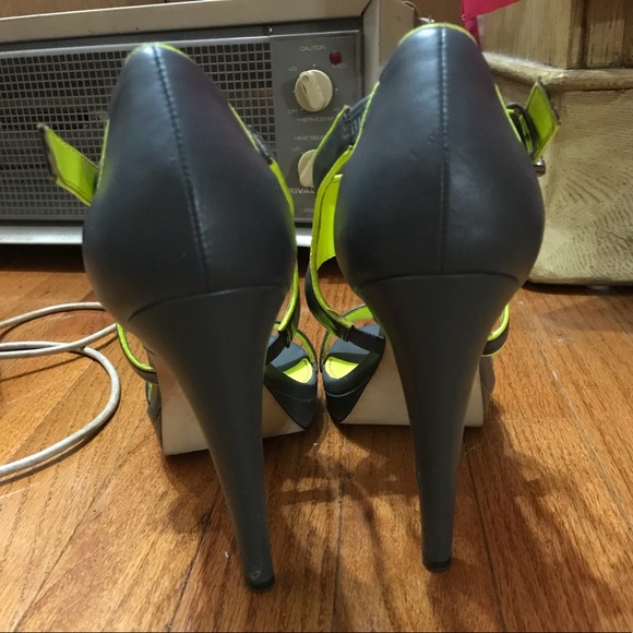 Calvin Klein 3 1/2 - 4 inch heels - Picture 3 of 4