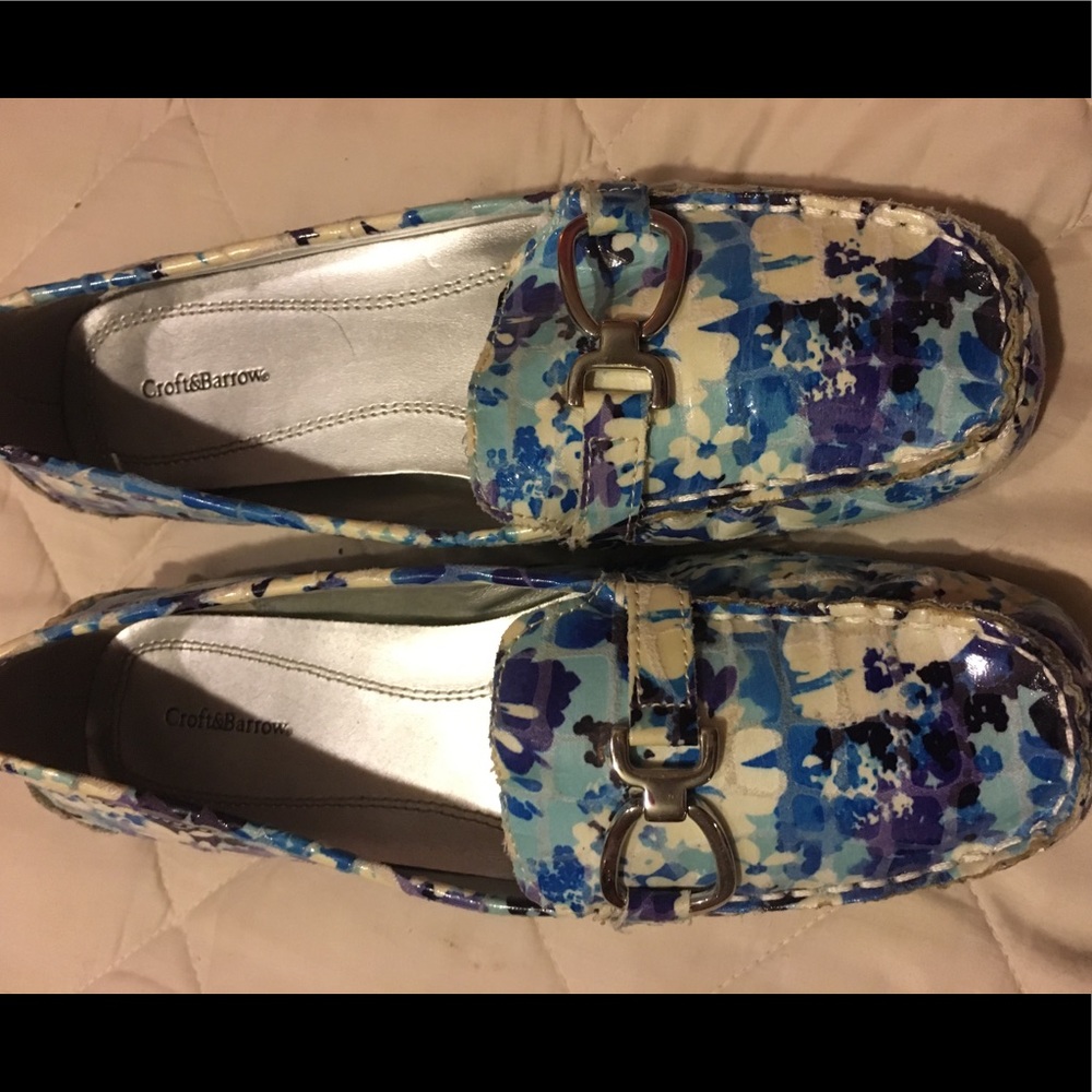 Beautiful blue floral flats