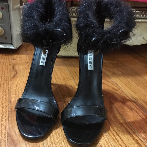 Black Heels with a faux fur ankle - Picture 1 of 3