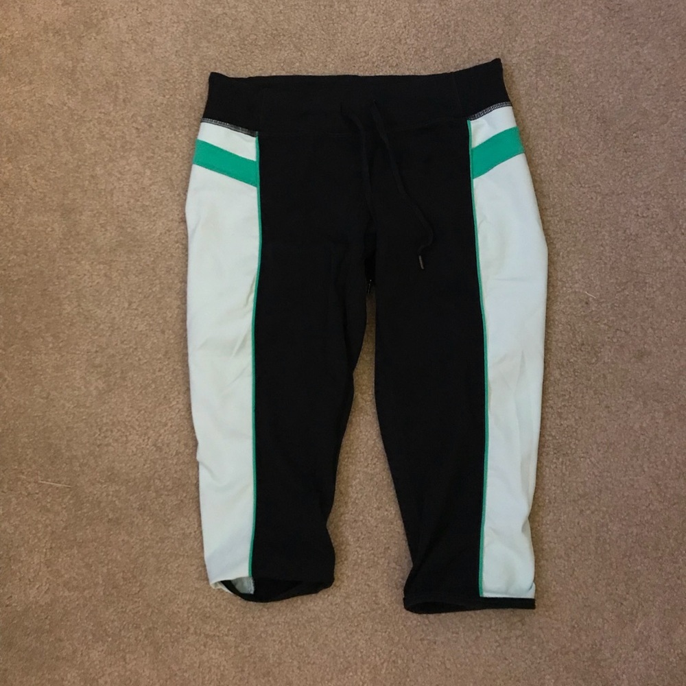 Lululemon Black crops size 6 with drawstring tie