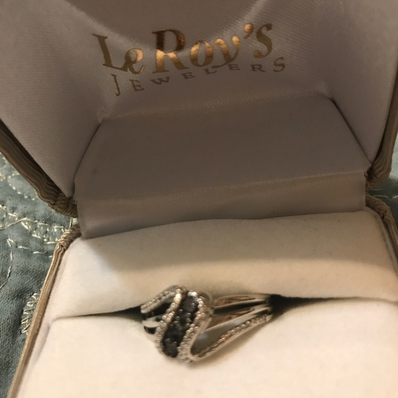 Black and white diamond ring. Size 7 - Picture 2 of 2