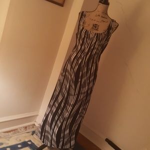 Chic black and white sundress.👗