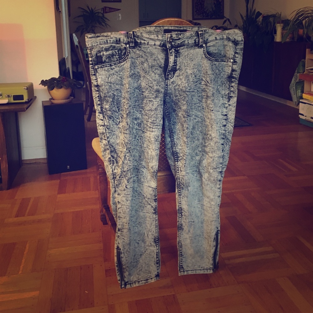 Acid Washed Skinny Jeans with Ankle Zip