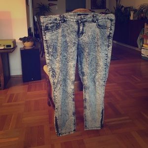 Acid Washed Skinny Jeans with Ankle Zip