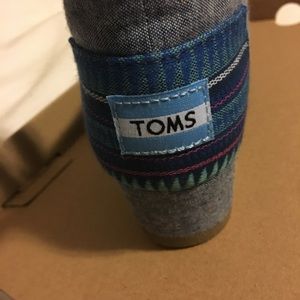NIB TOMS Desert Wedge Chambray- Youth 5.5