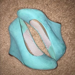 🔴🔴Suede Turquoise Wedge Heels🔴🔴