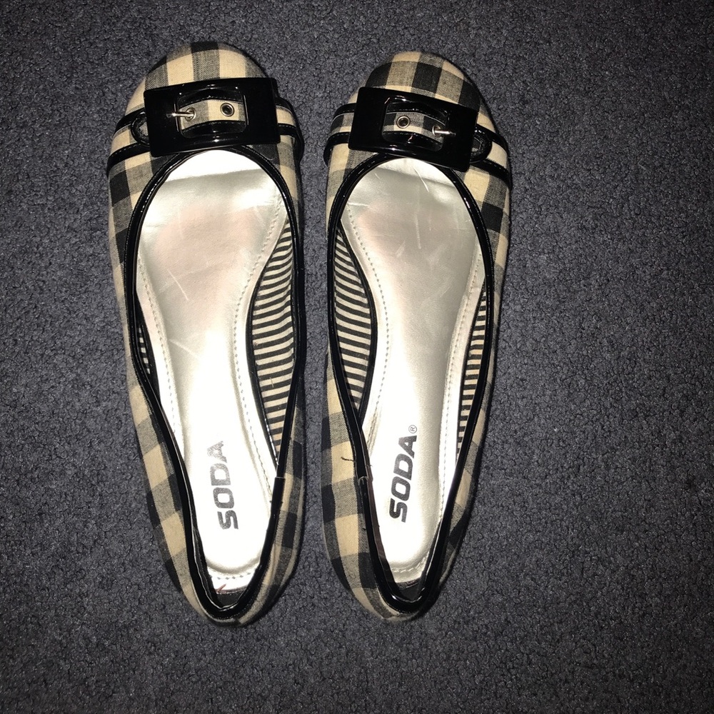 Soda black and white flats