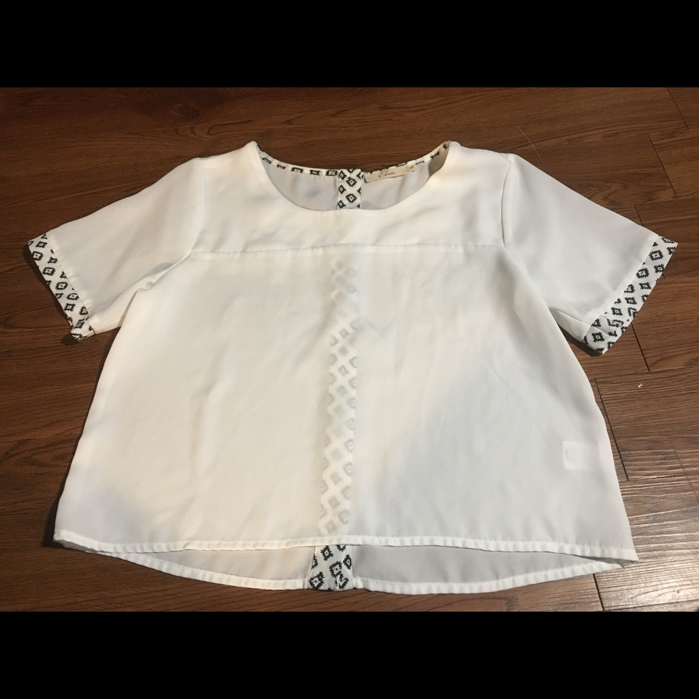 Super cute accent patterned top