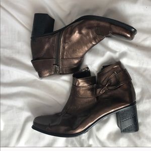 brown metallic ankle booties / boots