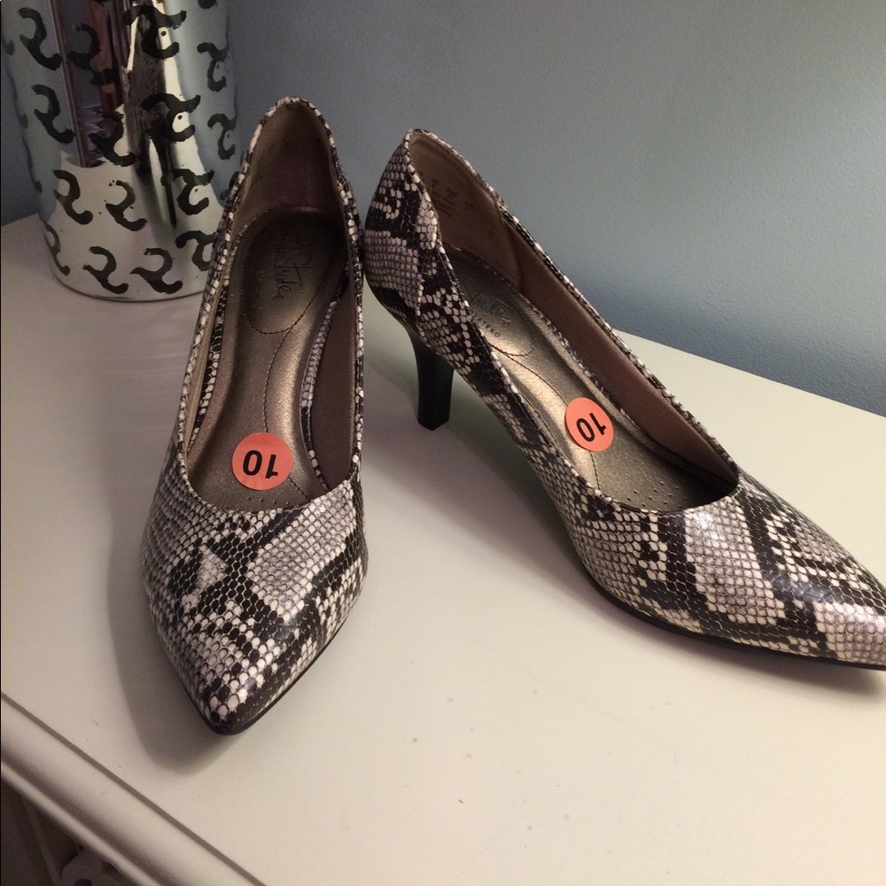 Lifestride faux alligator pumps