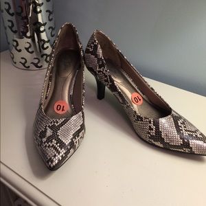 Lifestride faux alligator pumps