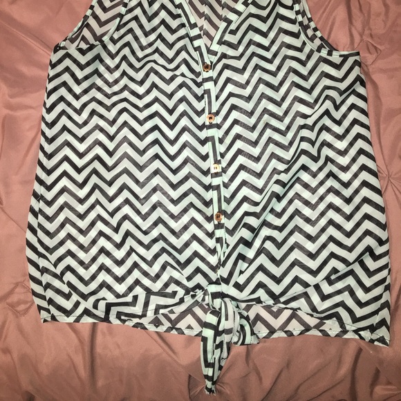 Two mesh short sleeve tops - Picture 4 of 4