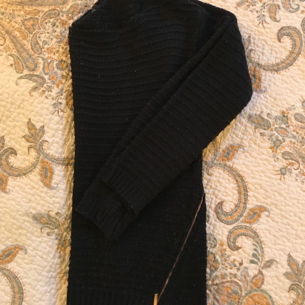 Black sweater with double zipper