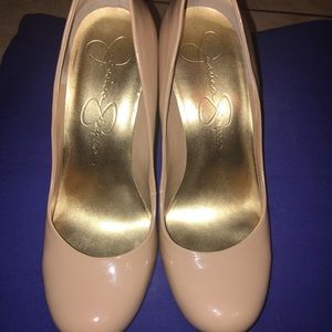 Nude pumps