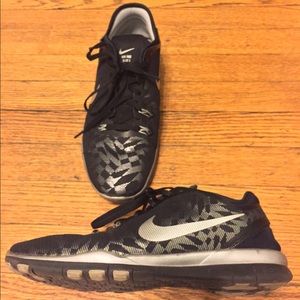 Nike Frees- Black & silver, like new! Size 9