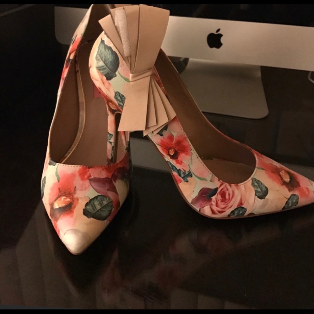 Betsey Johnson’s bow heel