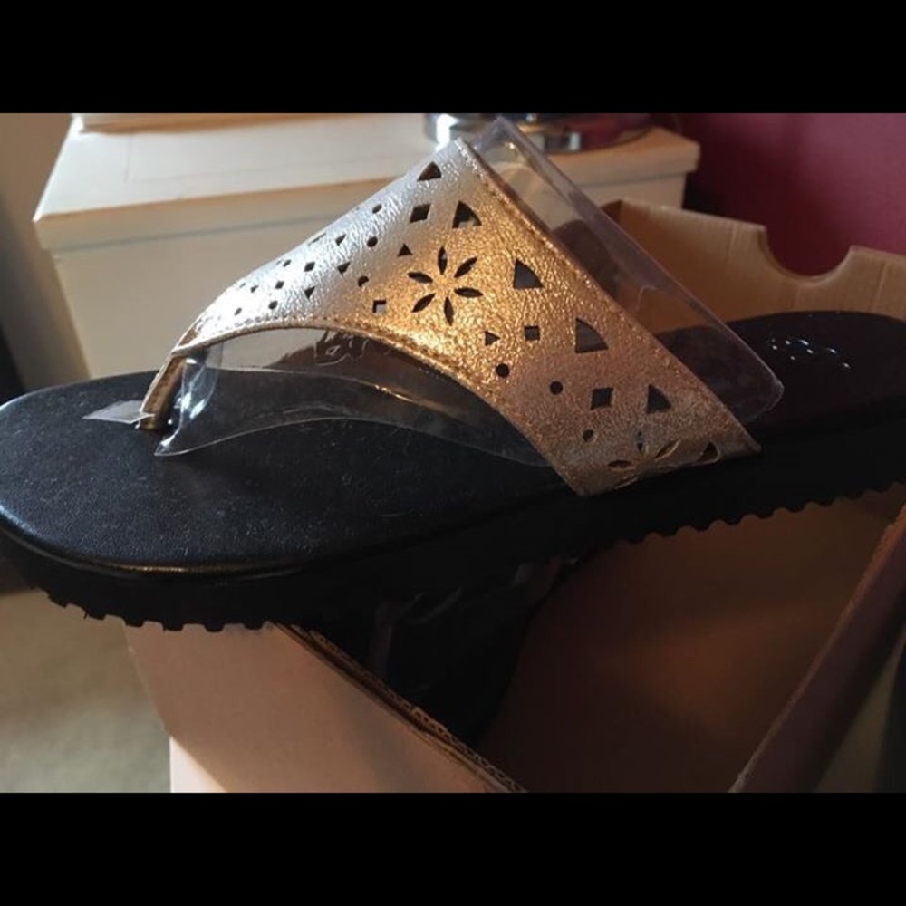 Girls Size 4 Ugg Sandals