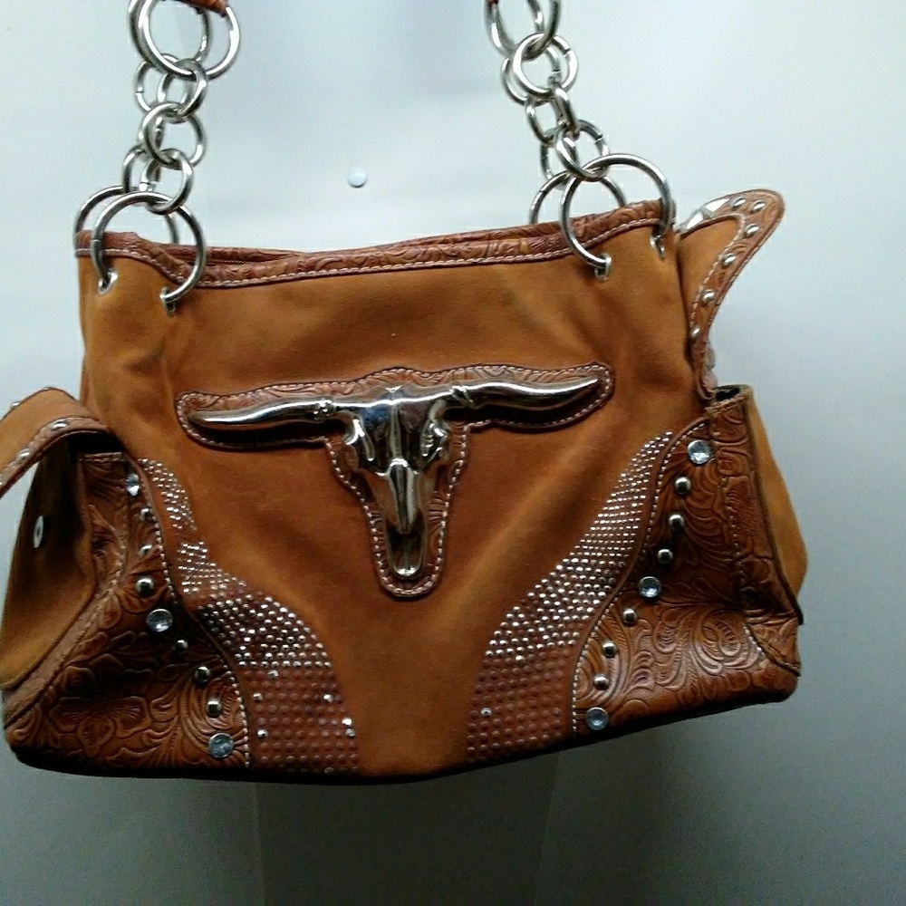 IM SELLING A WOMAN LEATHER WESTERN PURSE