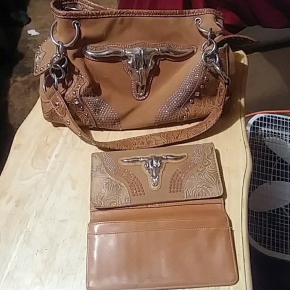 IM SELLING A WOMAN LEATHER WESTERN PURSE - Picture 3 of 4