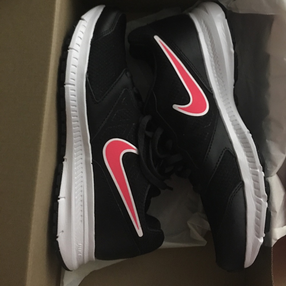 ONE HOUR SALE Brand new women Nike