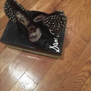 Spiked heel peep toe pumps
