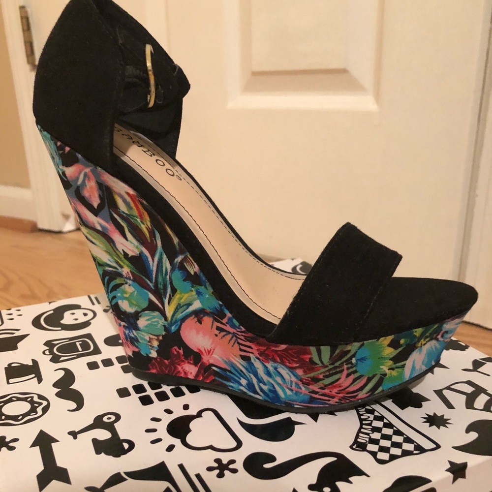 BAMBOO - Black/ floral wedges. SIZE 6.