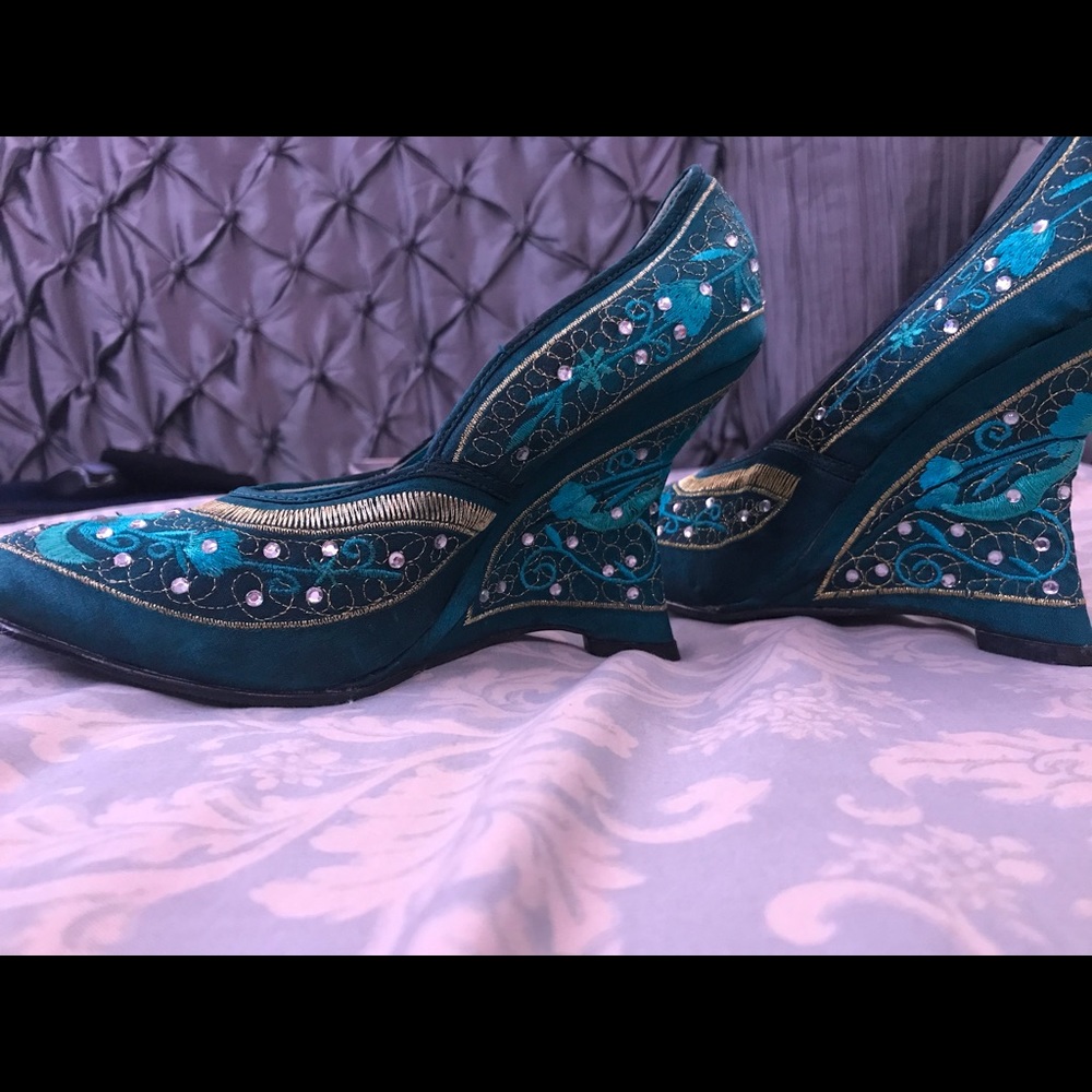 No name shoes. Size 6. So as is.